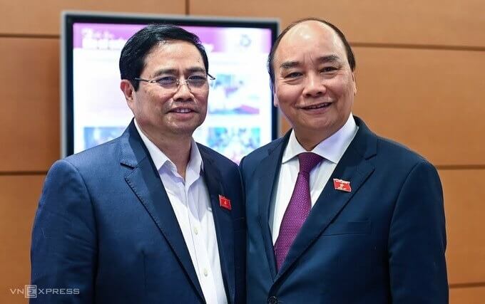 Ông Nguyễn Xuân Phúc và ông Phạm Minh Chính bên hành lang Quốc hội