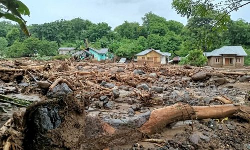 Một khu nhà dân bị lũ tàn phá ở Adonara, Indonesia