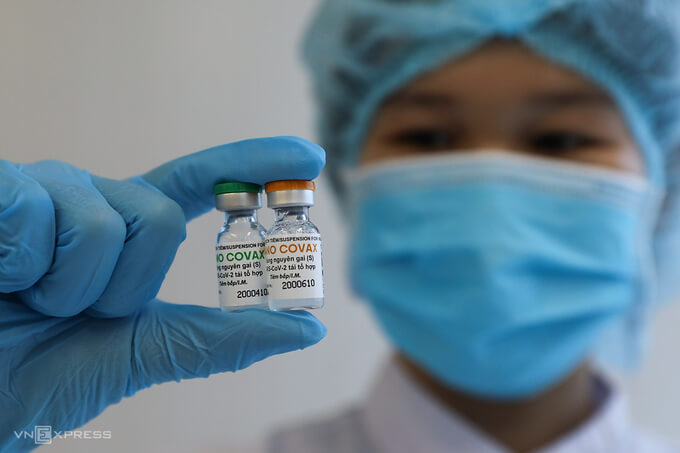 Nhân viên công ty Nanogen cầm trên tay mẫu vaccine Nanocovax, tại phòng thí nghiệm ở quận 9, TP HCM, ngày 8/12