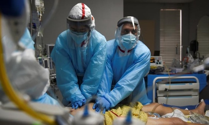 Bác sĩ đang thực hiện thao tác hô hấp nhân tạo cho một bệnh nhân Covid-19 tại Trung tâm Y tế United Memorial ở Houston, Texas, hồi tháng 12 năm ngoái